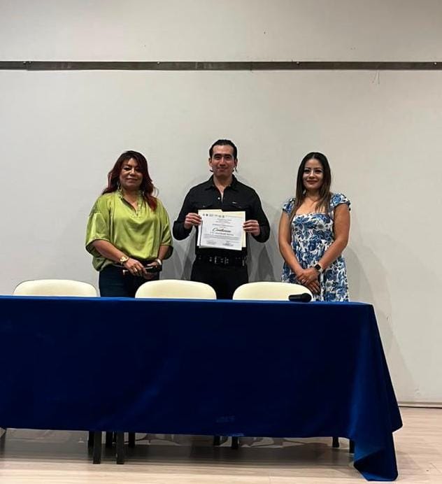 Entrega de constancia al Dr. Ismael Martínez Bonilla junto al equipo organizador en la UAM