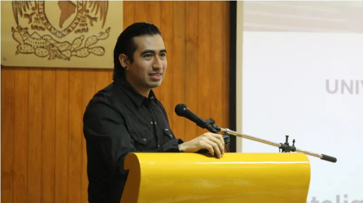 Ponente durante la jornada de reflexión sobre la IA en la práctica médica, en un auditorio de la FES Iztacala, UNAM