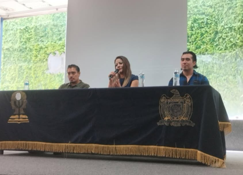 Panel académico del laboratorio en un auditorio de la FES Iztacala, UNAM