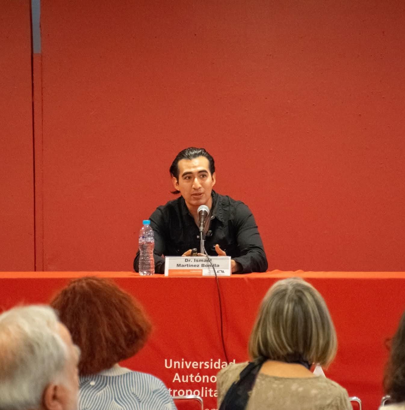 El Dr. Ismael Martínez Bonilla exponiendo ante el auditorio en la UAM Azcapotzalco