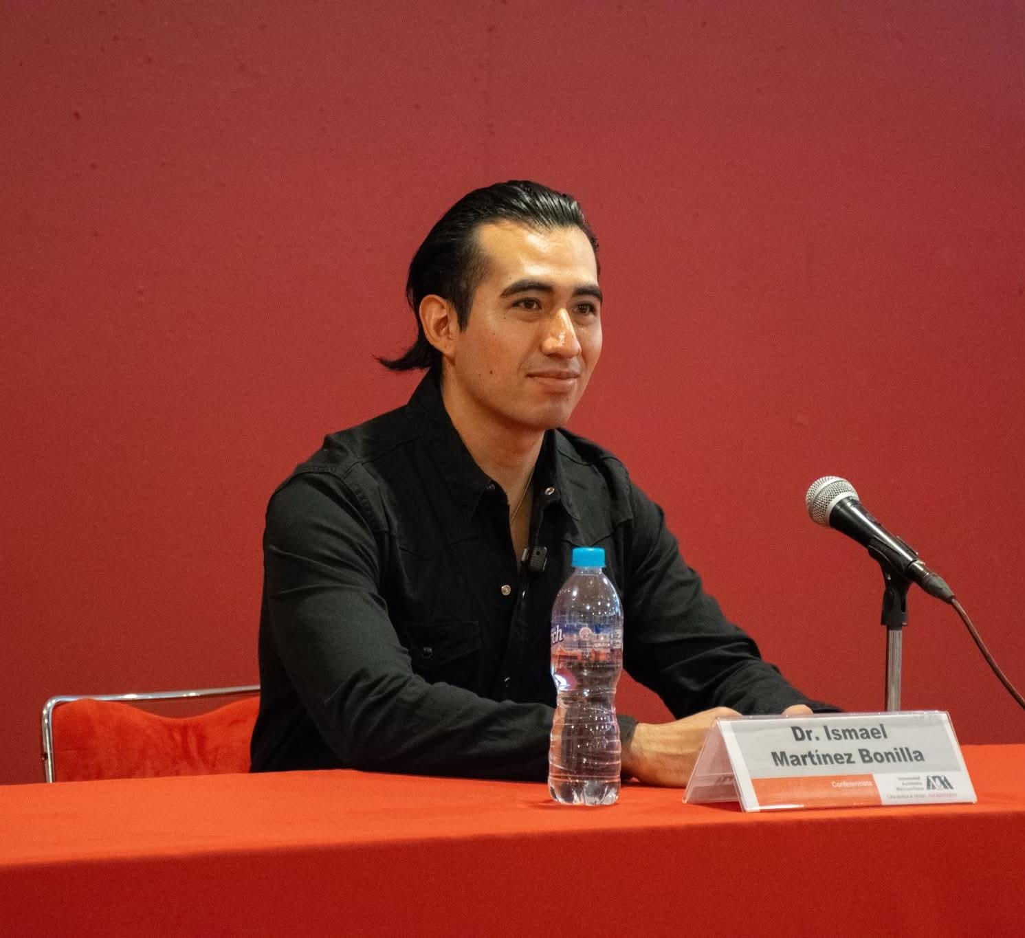 El Dr. Ismael Martínez Bonilla durante su ponencia en la mesa principal, UAM Azcapotzalco